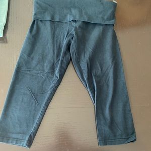 Women’s soft Aerie mid length leggings. Size medium